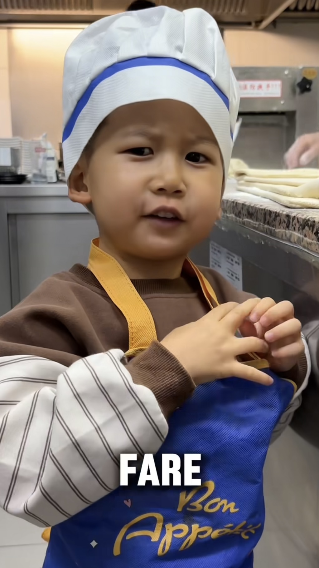 Bambino con cappello da chef